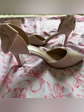 Big bow pumps